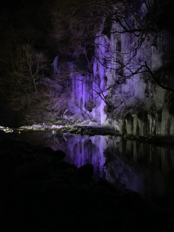 ライトアップされた三十槌の氷柱