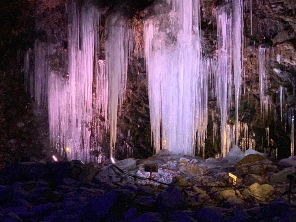 ライトアップされた三十槌の氷柱