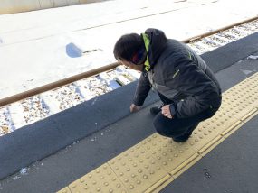 駅ホームの床をチェックする永井健司